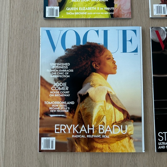 4 Vogue Magazines - Picture 2 of 5